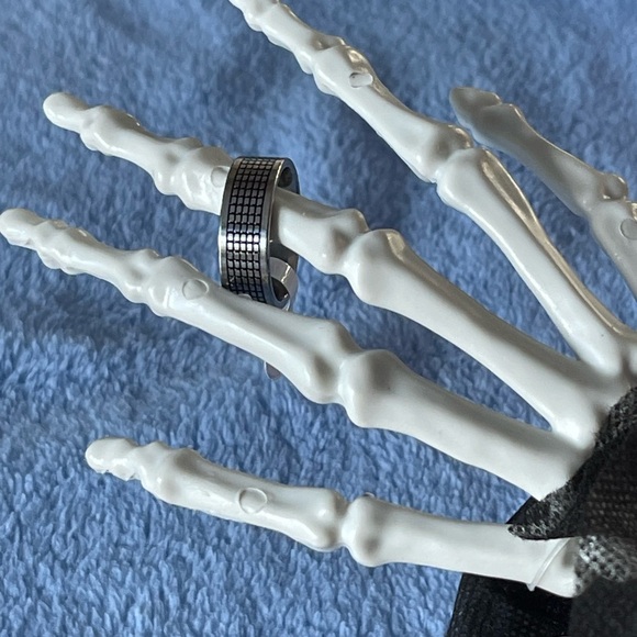 Steel Coloured Patterned Men’s Ring - Picture 4 of 4